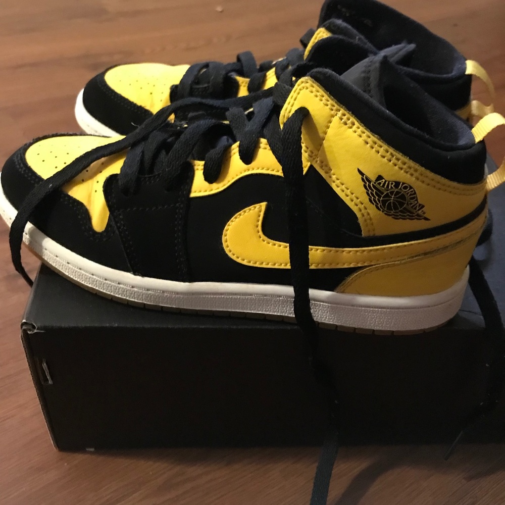Jordan Retro 1's Black and Yellow (boys/girls)